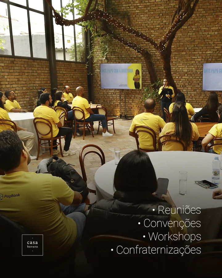 Time do PagBank numa apresentação no salão: reuniões, convenções, workshops e confraternizações